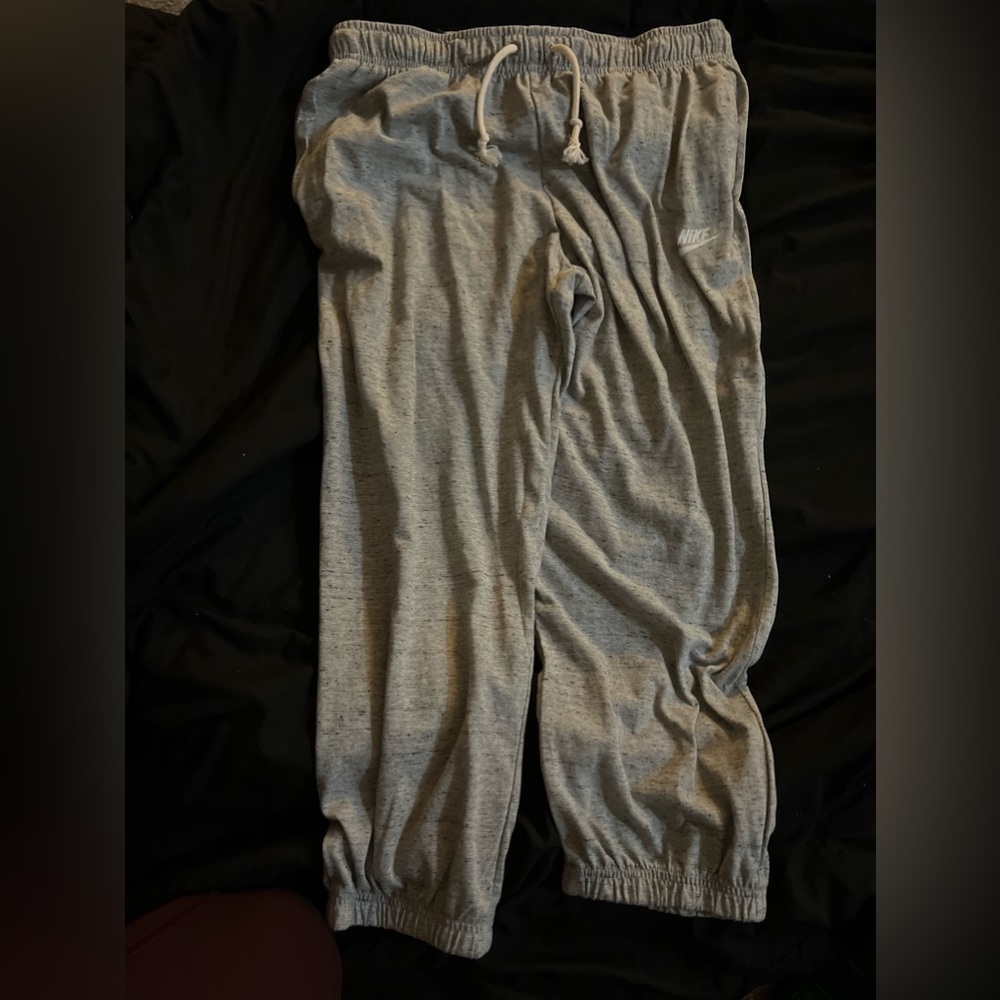 Women’s medium NWT Nike capri gray jogger pants